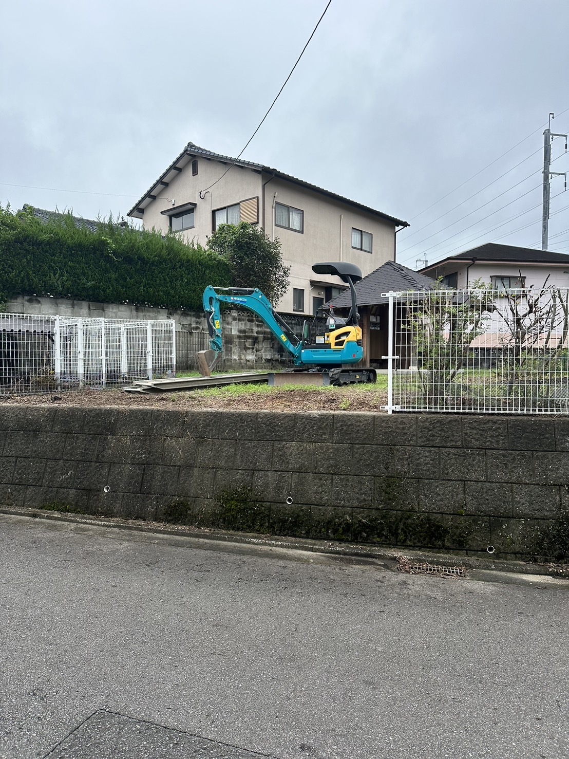 【擁壁撤去、残土出し】